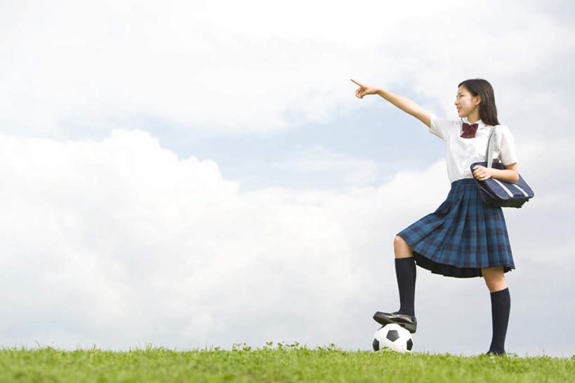 东方人,背,一个人,站,笑,微笑,露齿笑,横图,室外,白天,正面,裙子,制服,足球,草地,草坪,植物,鞋子,亚洲,仅一个年轻女性,仅一个女性,仅一个人,指,服装,包,皮包,云,云朵,足球装备,云彩,注视,黄种人,运动器械,袜子,踩,草,一个,衣服,蓝色,绿色,白色,黑色,白云,蓝天,天空,天,背着,踩着,观察,看,站着,校服,健身器械,短裙,服饰,晴朗,单个,观看,半身裙,长袜,单肩包,察看,指着,衣着,穿着,关注,健身器材,学生服,蹴鞠,衣饰,足球运动,年轻女性,女人,女性,亚洲人,晴空,站立,彩图,全身,运动器材