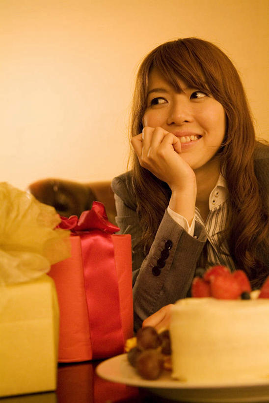 点心,东方人,下巴,一个人,商务人士,商务女性,坐,笑,微笑,露齿笑,竖图,室内,夜晚,正面,下午茶,草莓,浆果,樱桃,礼盒,礼物,亚洲,仅一个年轻女性,仅一个女性,仅一个人,一块,许多,撑,套装,纸盒,食品,注视,黄种人,盒子,食物,糕点,三个,一个,黄色,红色,白色,包装盒,盘子,礼品盒,观察,看,橙色,礼品,单个,观看,察看,撑着,关注,商务装,工薪阶层,年轻女性,女人,女性,亚洲人,白领,上班族,樱珠,莺桃,英桃,洋莓,楔桃,水果皇后,牛桃,荆桃,红莓,地莓,坐着,半身,彩图,开心,蛋糕