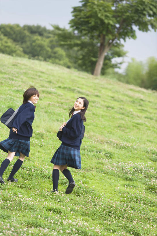 东方人,背,两个人,伙伴,朋友,学生,跑,笑,微笑,露齿笑,竖图,俯视,室外,白天,裙子,制服,友谊,草地,草坪,植物,鞋子,亚洲,服装,包,皮包,扭头,黄种人,草,树,树木,衣服,蓝色,绿色,黑色,蓝天,天空,自然,天,背着,转头,同学,校服,短裙,服饰,生长,晴朗,成长,半身裙,长袜,单肩包,衣着,校友,穿着,学生服,万里无云,同窗,学友,衣饰,友情,年轻女性,女人,女性,亚洲人,晴空,晴空万里,跑步,彩图,高角度拍摄,全身