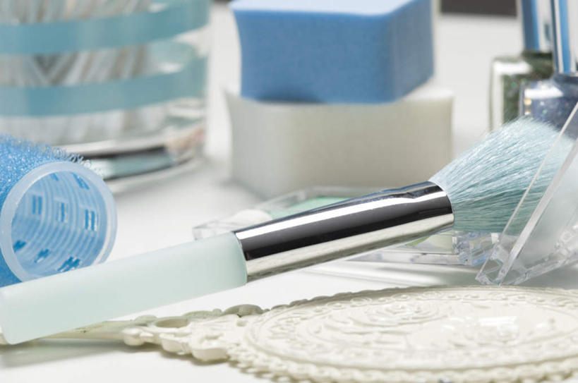 无人,横图,俯视,室内,特写,白天,化妆,美容,镜子,静物,护肤,装饰,反射,粉饼,海绵,指甲油,蓝色,绿色,化妆镜,化妆刷,刷子,清洁,保养,享受,休闲,放松,保健,腮红刷,卷发器,华丽,修饰,点缀,镜像,美容工具,镜面,养颜,彩妆刷,化妆工具,洗脸海绵,洗脸扑,洗脸绵,光学,衬托,美观,雅致,雅观,彩图,高角度拍摄