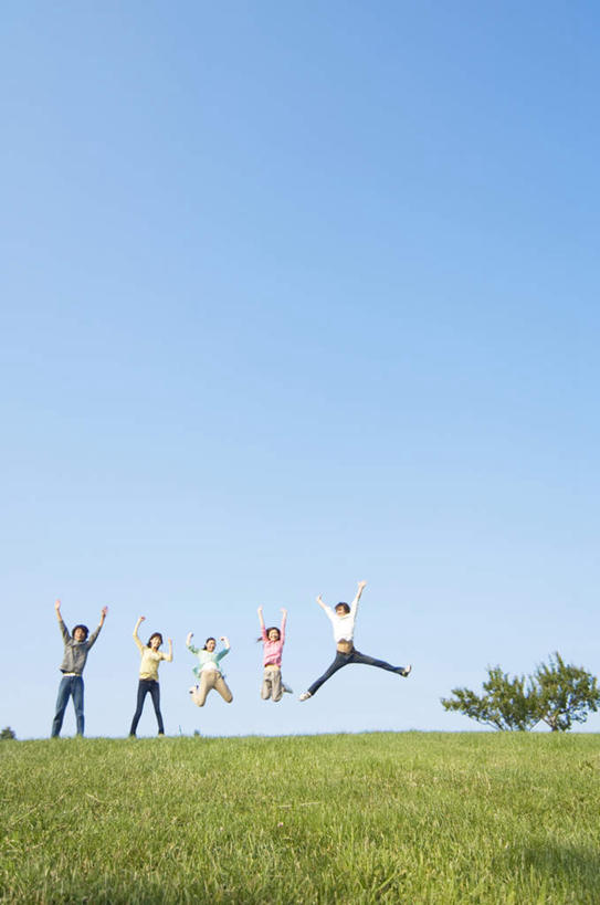 东方人,伙伴,朋友,跳,伸展双臂,竖图,室外,白天,仰视,友谊,草地,草坪,植物,亚洲,五个人,服装,许多人,半空,休闲装,黄种人,草,衣服,蓝色,绿色,蓝天,天空,天,一群人,休闲,休闲服,服饰,晴朗,万里无云,友情,男人,男性,年轻男性,年轻女性,女人,女性,亚洲人,晴空,晴空万里,敞开双臂,伸开双臂,跳跃,展开双肩,张开手臂,张开双臂,彩图,低角度拍摄,全身,欢乐,开心