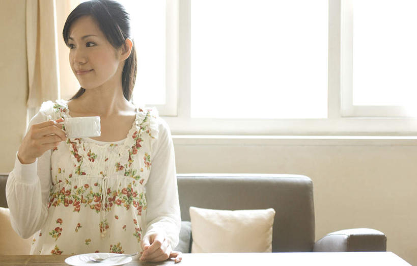 东方人,一个人,客厅,坐,笑,微笑,横图,室内,白天,正面,窗户,靠垫,沙发,杯子,餐具,亚洲,仅一个年轻女性,仅一个女性,仅一个人,服装,木制,瓷器,勺子,墙,咖啡杯,靠枕,陶瓷制品,拿,茶几,拿着,注视,休闲装,黄种人,玻璃窗,墙壁,墙面,一个,衣服,白色,灰色,盘子,木制品,抱枕,调羹,汤匙,枕头,观察,看,休闲,休闲服,服饰,单个,观看,碎花,察看,起居室,关注,瓷杯,布艺沙发,客堂,年轻女性,女人,女性,亚洲人,进餐用具,烹调用具,坐着,半身,彩图
