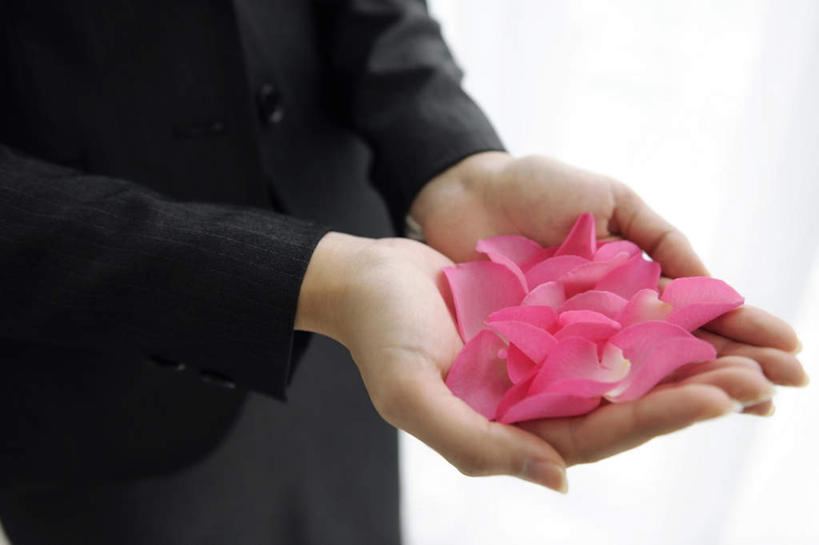 东方人,一个人,商务人士,商务女性,捧,横图,俯视,室内,特写,白天,爱情,幸福,纯洁,热情,玫瑰,亚洲,仅一个年轻女性,仅一个女性,仅一个人,许多,套装,盛开,玫瑰花,浪漫,花蕾,黄种人,花,花瓣,花朵,鲜花,粉色,花苞,花蕊,温暖,温馨,恩爱,和睦,商务装,感动,工薪阶层,尊敬,天真,刺玫花,徘徊花,年轻女性,女人,女性,亚洲人,白领,上班族,端,端着,捧着,手捧,半身,彩图,高角度拍摄,融洽