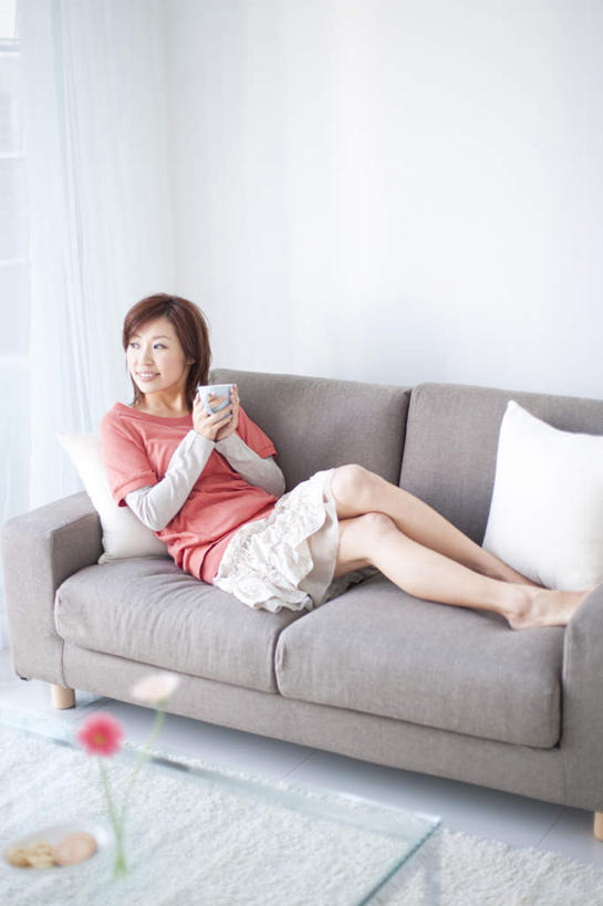 东方人,一个人,客厅,躺,捧,笑,微笑,露齿笑,竖图,俯视,室内,白天,靠垫,沙发,杯子,玻璃,亚洲,仅一个年轻女性,仅一个女性,仅一个人,服装,罐子,墙,非洲菊,靠枕,茶几,休闲装,黄种人,墙壁,墙面,玻璃制品,两个,衣服,粉色,蓝色,白色,灰色,玻璃瓶,瓶子,水杯,抱枕,枕头,靠,靠着,倚靠,休闲,休闲服,菊花,服饰,起居室,倚着,布艺沙发,扶郎花,灯盏花,千日菊,客堂,卧着,年轻女性,女人,女性,亚洲人,茶杯,端,端着,捧着,手捧,躺着,卧,彩图,高角度拍摄,全身