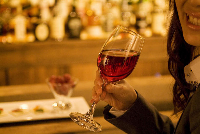 葡萄酒,东方人,一个人,商务人士,商务女性,餐厅,坐,笑,微笑,露齿笑,横图,室内,特写,夜晚,侧面,杯子,亚洲,仅一个年轻女性,仅一个女性,仅一个人,喝,套装,朦胧,模糊,高脚杯,陶瓷,陶瓷制品,红酒杯,酒类,一杯,拿,拿着,黄种人,玻璃制品,酒,饮料,一个,白色,盘子,酒杯,单个,商务装,工薪阶层,年轻女性,女人,女性,亚洲人,白领,上班族,玻璃杯,坐着,半身,彩图,餐馆,饭店,饭馆