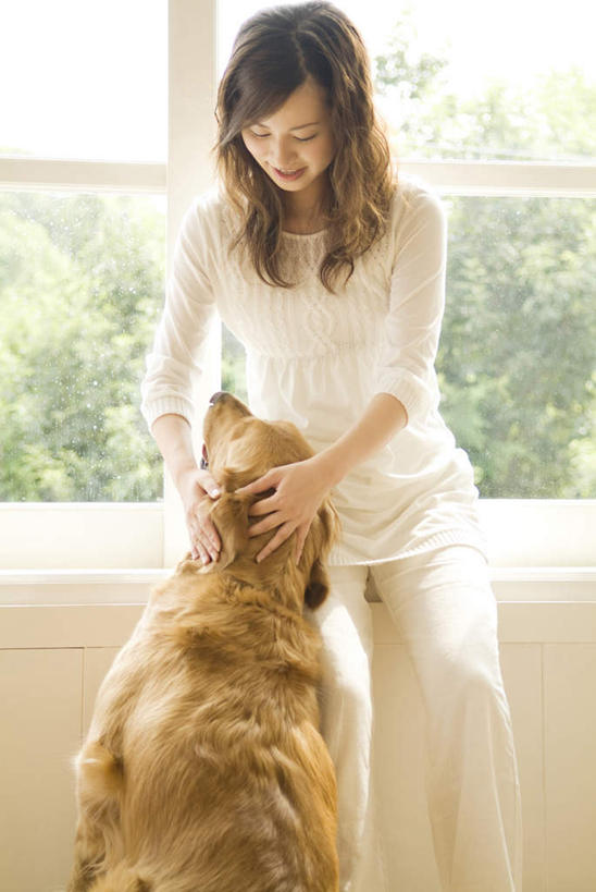 东方人,一个人,站,摸,竖图,室内,白天,正面,植物,窗户,宠物,狗,亚洲,仅一个年轻女性,仅一个女性,仅一个人,抚摸,阴影,服装,光线,影子,注视,休闲装,黄种人,金毛犬,玻璃窗,树,树木,一只,衣服,绿色,自然,动物,观察,看,站着,休闲,休闲服,可爱,服饰,金毛,生长,成长,观看,察看,关注,寻回犬,金毛寻回犬,忠诚,年轻女性,女人,女性,亚洲人,犬,触摸,接触,站立,半身,彩图