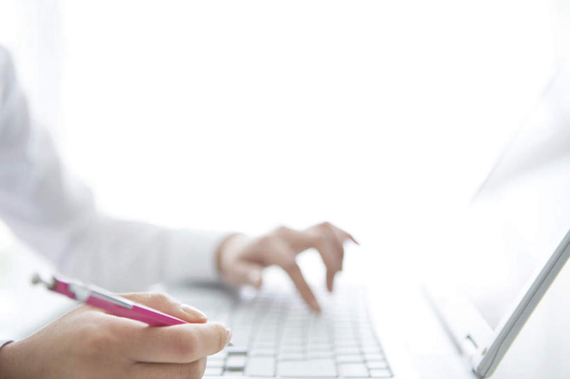 东方人,一个人,商务人士,商务女性,坐,横图,俯视,室内,特写,白天,白色背景,电脑,笔记本电脑,亚洲,仅一个年轻女性,仅一个女性,仅一个人,敲打,握,套装,网络,笔,办公用品,拿,拿着,黄种人,输入,通讯设备,文具,粉色,学习用品,打字,握着,点击,敲击,文具用品,无线,通信设备,商务装,无线网络,无线上网,便携式电脑,工薪阶层,按键,手提电脑,年轻女性,女人,女性,亚洲人,白领,上班族,坐着,半身,彩图,高角度拍摄