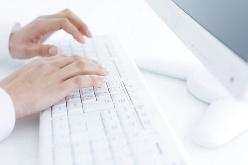 东方人,手,一个人,无人,商务人士,商务女性,横图,俯视,室内,特写,白天,电脑,显示器,鼠标,键盘,亚洲,仅一个年轻女性,仅一个女性,仅一个人,敲打,套装,网络,英文,标志,文字,字符,字母,黄种人,输入,输入设备,通讯设备,标识,打字,手部,台式电脑,英文字母,点击,敲击,通信设备,商务装,工薪阶层,输出设备,按键,年轻女性,女人,女性,亚洲人,白领,上班族,半身,彩图,高角度拍摄