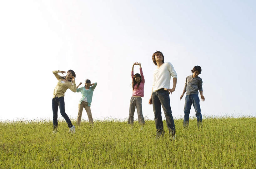 东方人,伙伴,朋友,站,举,伸展双臂,横图,室外,白天,仰视,友谊,草地,草坪,植物,亚洲,五个人,伸展,服装,云,云朵,许多人,云彩,注视,休闲装,黄种人,伸懒腰,手叉腰,草,衣服,蓝色,绿色,白云,蓝天,天空,天,叉腰,观察,看,托,站着,一群人,休闲,休闲服,放松,服饰,晴朗,观看,察看,关注,惬意,懒腰,友情,男人,男性,年轻男性,年轻女性,女人,女性,亚洲人,晴空,敞开双臂,举起,举手,举着,伸开双臂,抬头,向上举,向上伸,向上托,仰头,展开双肩,站立,张开手臂,张开双臂,彩图,低角度拍摄,全身,慵懒