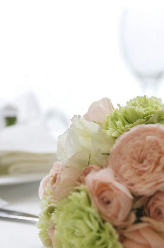 无人,竖图,室内,特写,白天,正面,爱情,幸福,纯洁,热情,餐桌,桌子,康乃馨,玫瑰,许多,朦胧,模糊,盛开,玫瑰花,浪漫,花蕾,花,花瓣,花朵,鲜花,粉色,绿色,花苞,花蕊,温暖,温馨,恩爱,餐台,和睦,感动,尊敬,天真,刺玫花,徘徊花,麝香石竹,石竹,香石竹,彩图,融洽