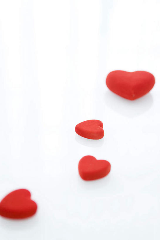 无人,竖图,俯视,室内,特写,白天,白色背景,爱情,静物,爱心,装饰,散落,浪漫,红色,模型,四个,温暖,温馨,心形,恩爱,摄影,影棚,华丽,修饰,点缀,和睦,衬托,美观,雅致,雅观,心型,彩图,高角度拍摄,影棚拍摄,拍摄,融洽