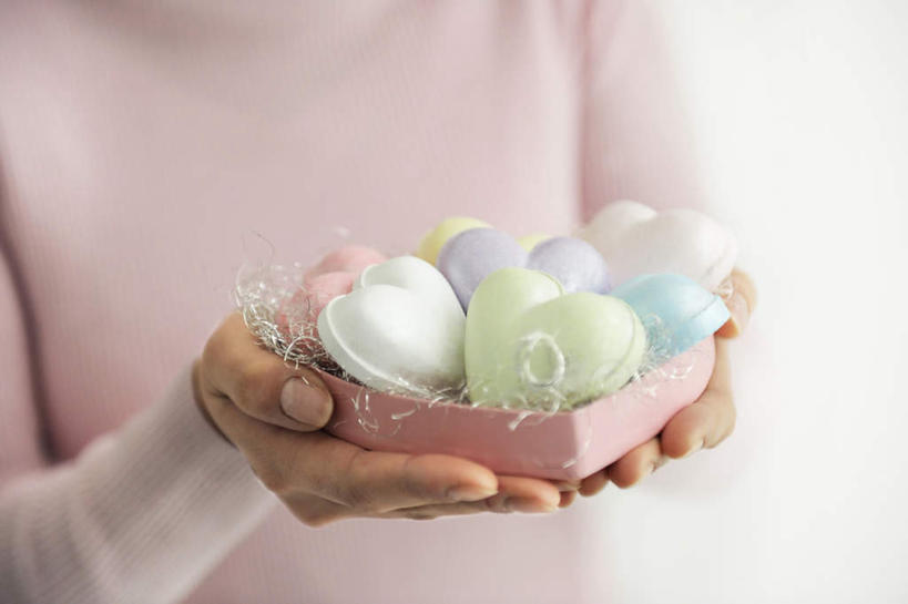 东方人,一个人,捧,横图,俯视,室内,特写,白天,爱情,化妆,美容,礼盒,礼物,亚洲,仅一个年轻女性,仅一个女性,仅一个人,许多,护肤,服装,爱心,朦胧,模糊,纸盒,浪漫,休闲装,黄种人,盒子,衣服,红色,蓝色,绿色,白色,包装盒,化妆品,礼品盒,肥皂,香皂,日用品,洗浴用品,清洁,保养,享受,休闲,温暖,温馨,心形,休闲服,恩爱,放松,保健,服饰,礼品,和睦,护肤品,舒缓,养颜,去污,紧肤,嫩肤,年轻女性,女人,女性,亚洲人,心型,端,端着,捧着,手捧,洗涤,半身,彩图,高角度拍摄,融洽