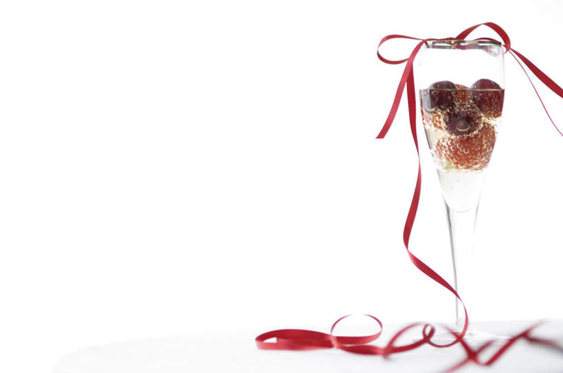 无人,横图,室内,特写,白天,白色背景,正面,草莓,浆果,樱桃,杯子,水果,一根,新鲜,装饰,丝绸,丝带,生食,食品,果实,缎带,两颗,三颗,玻璃制品,绸带,食物,红色,水杯,摄影,有机食品,绿色食品,影棚,华丽,修饰,点缀,衬托,美观,雅致,雅观,玻璃杯,樱珠,莺桃,英桃,洋莓,楔桃,水果皇后,牛桃,荆桃,红莓,地莓,彩图,影棚拍摄,拍摄