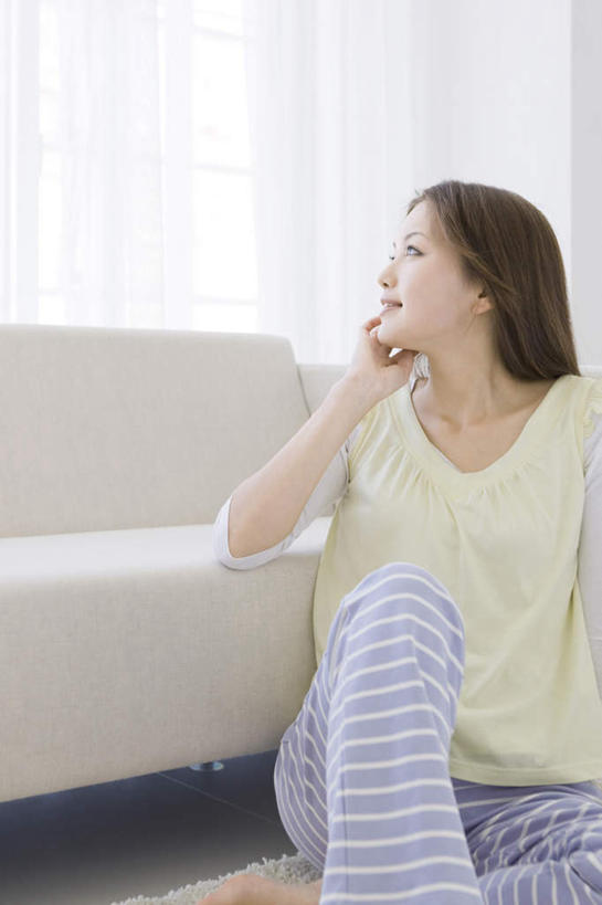 东方人,一个人,客厅,坐,竖图,室内,白天,正面,窗帘,地板,沙发,亚洲,仅一个年轻女性,仅一个女性,仅一个人,撑,服装,装饰,地面,扭头,托腮,注视,休闲装,黄种人,木地板,衣服,黄色,白色,帘子,观察,看,托,转头,休闲,休闲服,遮阳,服饰,观看,华丽,修饰,点缀,察看,起居室,撑着,关注,托下巴,布艺沙发,衬托,美观,雅致,雅观,客堂,年轻女性,女人,女性,亚洲人,坐着,半身,彩图