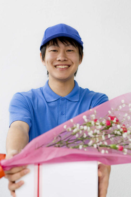 东方人,一个人,站,笑,微笑,露齿笑,竖图,室内,白天,正面,工作服,制服,纯洁,康乃馨,亚洲,仅一个男性,仅一个人,许多,握,服装,盛开,包装,包装纸,纸盒,拿,花蕾,拿着,注视,黄种人,满天星,盒子,花,花瓣,花朵,鲜花,仅一个年轻男性,衣服,红色,白色,包装盒,绳子,花苞,花蕊,观察,看,站着,快递员,清纯,握着,服饰,关怀,观看,察看,衣着,穿着,关注,快递,速递,霞草,丝石竹,思恋,真爱,工作制服,衣饰,麝香石竹,石竹,香石竹,男人,男性,年轻男性,亚洲人,站立,半身,彩图,工作套服,配角