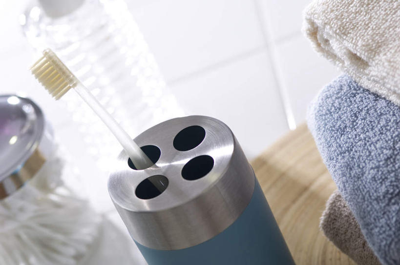 无人,横图,俯视,室内,特写,白天,卫生间,浴室,静物,金属制品,三块,一把,透明,金属,瓷砖,地砖,纺织物,牙刷,地面,一个,蓝色,白色,灰色,毛巾,日用品,清洁,单个,洗漱用品,保暖,卫生,透气,防水,牙刷座,储水,耐磨,吸水,淋浴房,彩图,高角度拍摄,冲凉房,沐浴间,沐浴室