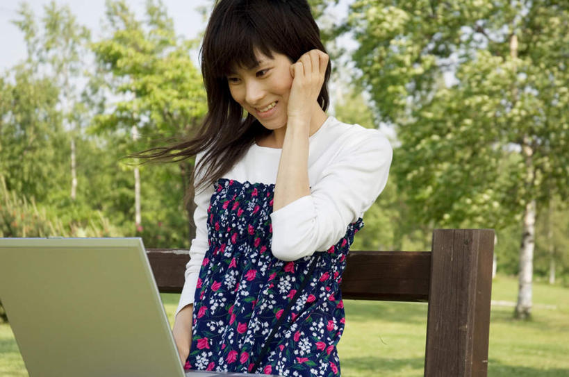 东方人,头发,一个人,坐,笑,微笑,露齿笑,横图,室外,白天,正面,电脑,笔记本电脑,草地,草坪,植物,椅子,亚洲,仅一个年轻女性,仅一个女性,仅一个人,服装,网络,木椅,拿,拿着,注视,休闲装,黄种人,通讯设备,草,树,树木,衣服,蓝色,绿色,蓝天,天空,自然,天,观察,看,休闲,休闲服,服饰,生长,晴朗,成长,观看,整理,碎花,察看,无线,关注,通信设备,无线网络,梳理,无线上网,便携式电脑,万里无云,手提电脑,年轻女性,女人,女性,亚洲人,晴空,晴空万里,坐着,半身,彩图