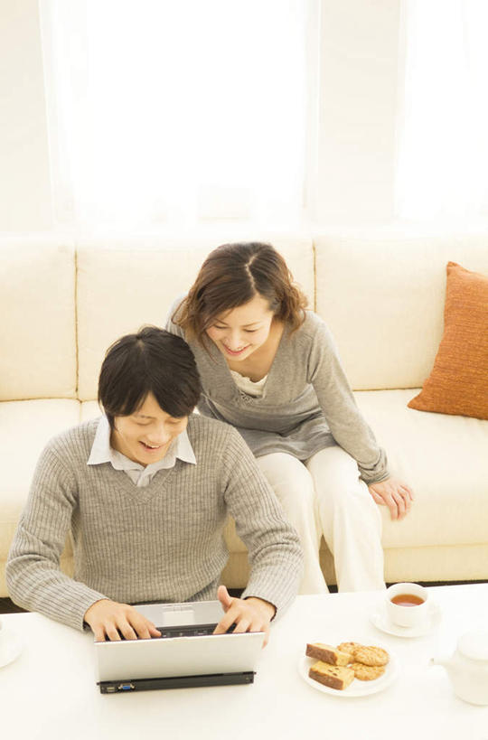 点心,东方人,两个人,夫妻,客厅,坐,竖图,俯视,室内,白天,爱情,下午茶,电脑,笔记本电脑,窗帘,靠垫,沙发,亚洲,两块,敲打,服装,装饰,网络,食品,靠枕,浪漫,茶几,注视,休闲装,黄种人,输入,通讯设备,食物,糕点,衣服,白色,帘子,抱枕,枕头,饼干,零食,打字,观察,看,休闲,休闲服,橙色,遮阳,恩爱,恋人,服饰,观看,点击,华丽,修饰,敲击,点缀,察看,无线,起居室,关注,通信设备,无线网络,布艺沙发,无线上网,便携式电脑,衬托,美观,雅致,雅观,客堂,按键,手提电脑,男人,男性,年轻男性,年轻女性,女人,女性,亚洲人,夫妇,情侣,坐着,半身,彩图,高角度拍摄,伴侣,蛋糕