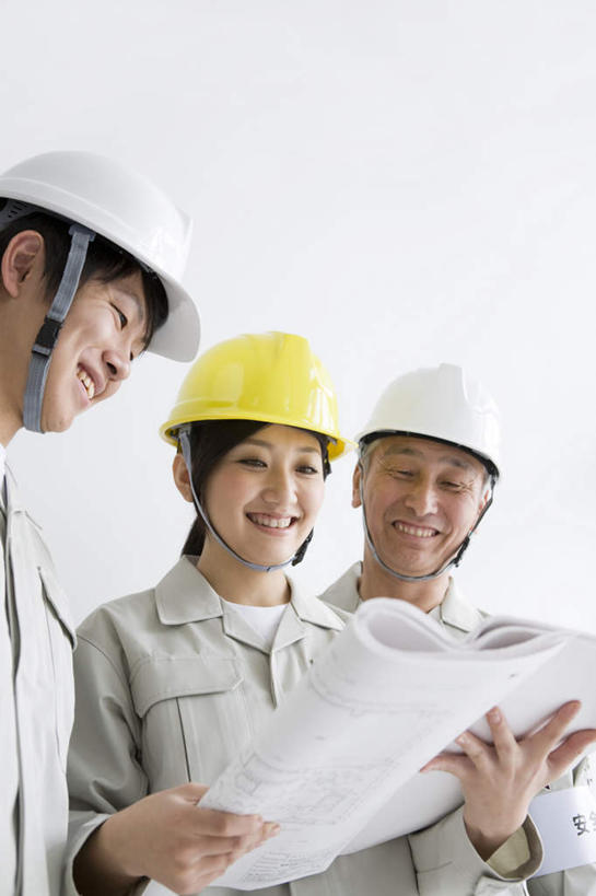 东方人,三个人,同事,工程师,建筑师,站,笑,微笑,露齿笑,竖图,室内,白天,仰视,工作服,制服,成功,合作,团队,集体,信心,帽子,亚洲,许多,戴,握,服装,头盔,图纸,设计图,拿,拿着,注视,黄种人,队伍,衣服,黄色,白色,灰色,安全帽,观察,看,站着,握着,服饰,观看,戴着,察看,领导,衣着,成就,穿着,关注,合伙,领袖,工程图,草图,蓝图,三顶,工作制服,衣饰,老年男性,男人,男性,年轻男性,年轻女性,女人,女性,亚洲人,设计,技师,建筑设计师,站立,半身,彩图,低角度拍摄,工作套服