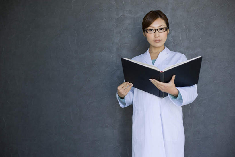 东方人,一个人,医生,站,横图,室内,白天,正面,工作服,制服,亚洲,仅一个年轻女性,仅一个女性,仅一个人,一本,握,黑色背景,服装,材料,档案,文件,眼镜,拿,拿着,注视,黄种人,衣服,黑色,资料,观察,看,站着,医护人员,医疗人员,握着,摄影,服饰,影棚,观看,察看,衣着,白大褂,穿着,关注,文档,近视眼镜,工作制服,衣饰,年轻女性,女人,女性,亚洲人,大夫,站立,半身,彩图,影棚拍摄,工作套服,拍摄