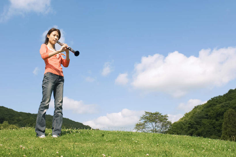东方人,一个人,站,横图,室外,白天,仰视,草地,草坪,植物,亚洲,仅一个年轻女性,仅一个女性,仅一个人,服装,裤子,云,云朵,单簧管,黑管,乐器,木管乐器,吹奏,拿,云彩,拿着,注视,牛仔裤,休闲装,黄种人,草,树,树木,衣服,蓝色,绿色,白云,蓝天,天空,自然,天,吹,观察,看,站着,休闲,休闲服,橙色,服饰,生长,晴朗,成长,观看,察看,木管,关注,克拉管,乌木棒,年轻女性,女人,女性,亚洲人,晴空,站立,彩图,低角度拍摄,全身