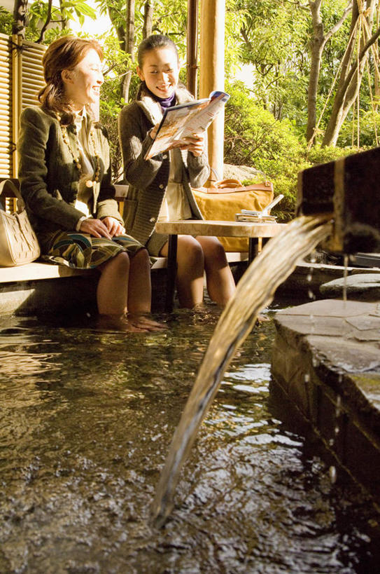 东方人,两个人,家庭,母亲,女儿,坐,竖图,室外,白天,正面,阅读,水,温泉,植物,杂志,亚洲,学习,指,阴影,服装,光线,包,皮包,影子,水流,拿,拿着,黄种人,树,树木,两个,衣服,黄色,绿色,白色,阳光,自然,看,温暖,温馨,母女,一家人,赤脚,母爱,读书,浏览,泡,服饰,生长,成长,单肩包,和睦,指着,衣着,穿着,衣饰,年轻女性,女人,女性,中年女性,亚洲人,坐着,彩图,全身,融洽