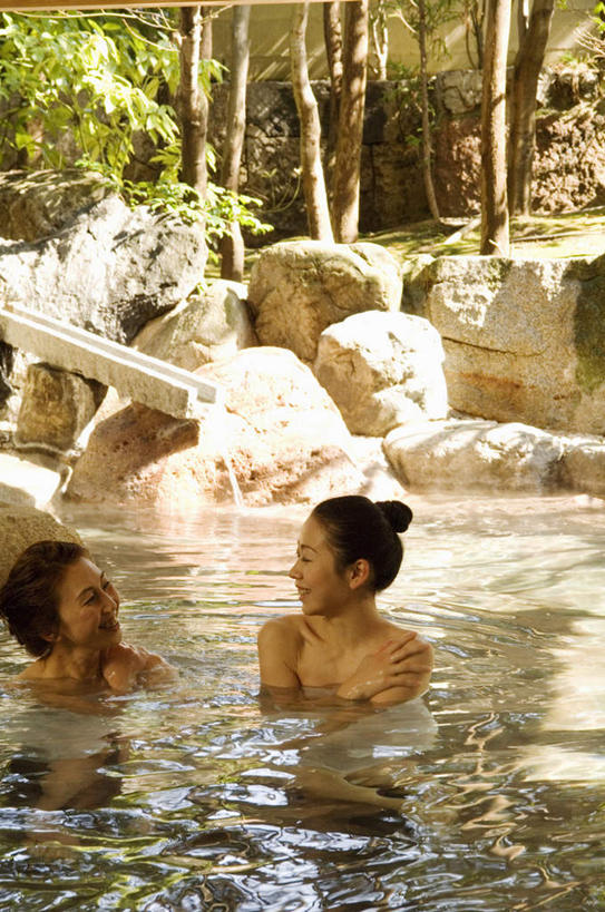 两个人,蹲,笑,微笑,露齿笑,竖图,俯视,室外,白天,按摩,美容,礁石,石头,植物,卫生间,浴室,护肤,阴影,装饰,光线,石子,影子,注视,裸露,树,树木,绿色,阳光,自然,观察,看,保养,享受,休闲,温暖,放松,泡,SPA水疗,保健,温泉浴场,生长,成长,观看,对视,华丽,修饰,点缀,察看,关注,裸,养颜,衬托,美观,雅致,雅观,年轻女性,女人,女性,中年女性,淋浴房,礁,石块,岩石,矿泉疗养地,蹲着,半身,彩图,高角度拍摄,水疗,冲凉房,沐浴间,沐浴室