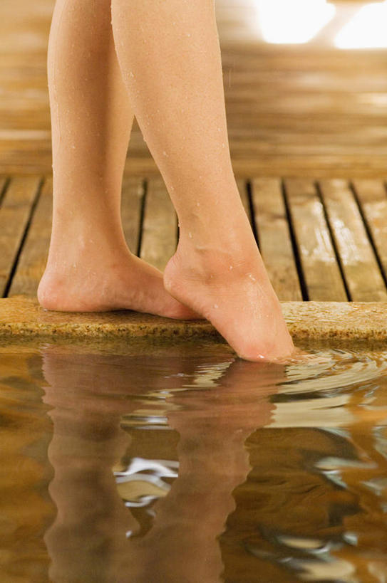 东方人,腿部,脚,脚趾,脚趾甲,腿,一个人,竖图,俯视,室内,特写,白天,按摩,美容,水,温泉,道路,路,亚洲,仅一个年轻女性,仅一个女性,仅一个人,护肤,测试,木制,小路,黄种人,木制品,保养,享受,休闲,温暖,赤脚,放松,SPA水疗,保健,温泉浴场,养颜,年轻女性,女人,女性,亚洲人,脚指甲,矿泉疗养地,半身,彩图,高角度拍摄,水疗