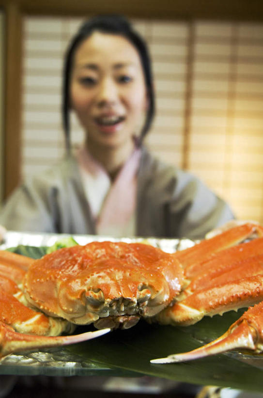 海鲜,东方人,一个人,捧,竖图,室内,特写,白天,正面,民族服装,餐具,亚洲,仅一个年轻女性,仅一个女性,仅一个人,和服,朦胧,模糊,帝王蟹,注视,黄种人,水产,海洋生物,一个,灰色,盘子,观察,看,服饰,单个,观看,察看,关注,水生动物,海产品,水生物,海底动物,吴服,唐草,唐花,唐锦,皇帝蟹,年轻女性,女人,女性,亚洲人,进餐用具,烹调用具,端,端着,捧着,手捧,半身,彩图,传统服装,民俗服