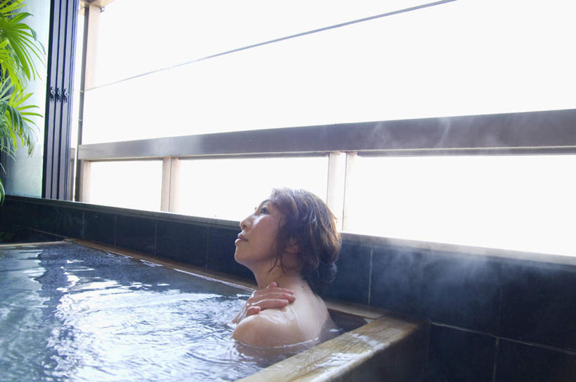 东方人,一个人,坐,摸,横图,室内,白天,侧面,按摩,美容,植物,卫生间,浴室,亚洲,仅一个女性,仅一个人,抚摸,护肤,装饰,盆栽,盆景,注视,黄种人,裸露,肩膀,绿色,自然,观察,看,仅一个中年女性,保养,享受,休闲,放松,SPA水疗,保健,温泉浴场,生长,成长,观看,华丽,修饰,点缀,察看,关注,裸,养颜,衬托,美观,雅致,雅观,女人,女性,中年女性,亚洲人,淋浴房,矿泉疗养地,触摸,接触,坐着,半身,彩图,水疗,冲凉房,沐浴间,沐浴室