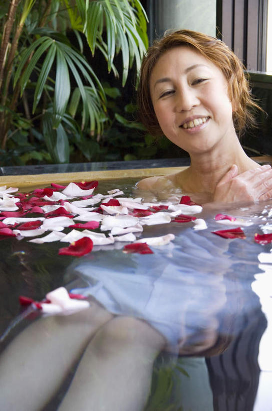 东方人,一个人,坐,笑,摸,微笑,露齿笑,竖图,室内,白天,正面,爱情,按摩,美容,幸福,纯洁,热情,植物,卫生间,浴室,玫瑰,亚洲,仅一个女性,仅一个人,许多,抚摸,护肤,装饰,盆栽,玫瑰花,盆景,浪漫,注视,黄种人,肩膀,红色,绿色,白色,自然,观察,看,仅一个中年女性,保养,享受,休闲,温暖,温馨,恩爱,放松,SPA水疗,保健,温泉浴场,生长,成长,观看,华丽,修饰,点缀,和睦,察看,关注,感动,养颜,衬托,美观,雅致,雅观,尊敬,天真,刺玫花,徘徊花,女人,女性,中年女性,亚洲人,淋浴房,矿泉疗养地,触摸,接触,坐着,半身,彩图,水疗,冲凉房,沐浴间,沐浴室,融洽