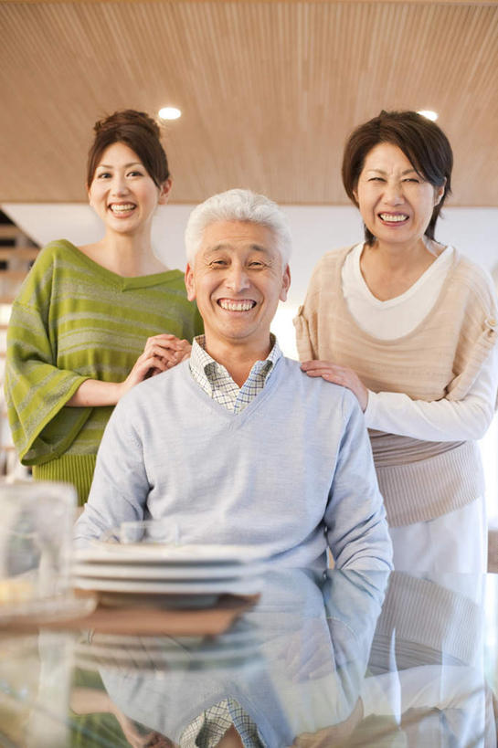 东方人,家庭,夫妻,母亲,父亲,女儿,客厅,站,坐,笑,摸,微笑,露齿笑,竖图,室内,白天,正面,爱情,餐桌,家具,天花板,桌子,照明,亚洲,抚摸,服装,木制,陶瓷,灯光,陶瓷制品,浪漫,注视,休闲装,黄种人,顶灯,肩膀,灯,三个,衣服,盘子,木制品,灯具,观察,看,站着,休闲,温暖,温馨,父女,母女,三口之家,一家人,休闲服,恩爱,父爱,母爱,恋人,服饰,餐台,观看,照亮,和睦,察看,起居室,照明设备,关注,老年男性,老年女性,男人,男性,年轻女性,女人,女性,亚洲人,年轻人,夫妇,情侣,触摸,接触,站立,坐着,半身,彩图,伴侣,融洽