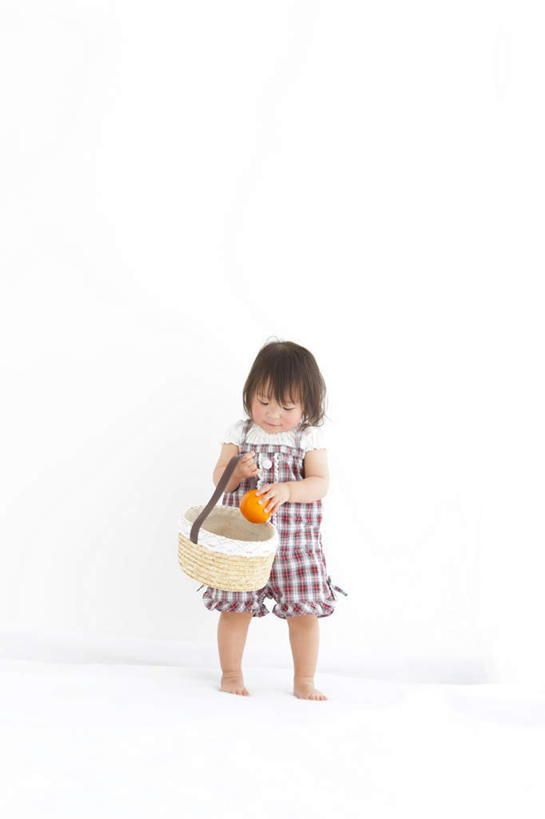 东方人,儿童,背,一个人,站,交叉,竖图,室内,白天,白色背景,正面,纯洁,竹子,柑橘,亚洲,仅一个女性,仅一个人,竹制,服装,编织,格子,篮子,拿,拿着,注视,黄种人,一个,小孩,衣服,竹篮,背着,低头,观察,看,站着,仅一个小孩,橙色,背带裤,可爱,童年,童趣,摄影,服饰,影棚,单个,观看,竹条,交织,察看,竹制品,衣着,穿着,关注,童真,烂漫,无邪,衣饰,穿插,天真,女孩,女人,女性,亚洲人,孩子,橘子,桔子,橙子,橙,站立,彩图,全身,影棚拍摄,拍摄,女生