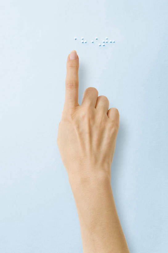 东方人,手,一个人,站,竖图,室内,特写,白天,正面,亚洲,仅一个年轻女性,仅一个女性,仅一个人,指,蓝色背景,墙,黄种人,方向,墙壁,墙面,手势,站着,手部,摄影,影棚,单手,指向,食指,年轻女性,女人,女性,亚洲人,站立,半身,彩图,影棚拍摄,拍摄