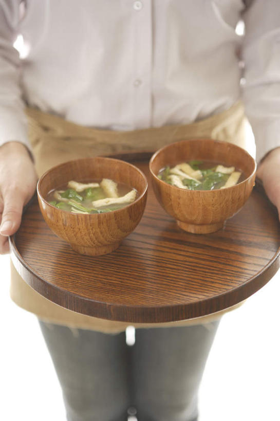 东方人,一个人,站,捧,竖图,俯视,室内,特写,白天,烹饪,餐具,亚洲,仅一个年轻女性,仅一个女性,仅一个人,汤,日本料理,味增汤,料理,食品,黄种人,菜肴,美食,食物,碗,日式料理,站着,日式,佳肴,年轻女性,女人,女性,亚洲人,进餐用具,烹调用具,端,端着,捧着,手捧,站立,半身,彩图,高角度拍摄