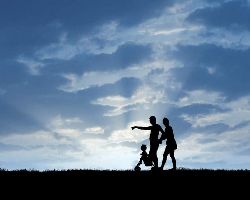 东方人,儿童,三个人,家庭,夫妻,母亲,父亲,儿子,站,横图,室外,白天,仰视,爱情,纯洁,草地,草坪,植物,亚洲,指,服装,梦幻,发光,光束,地平线,云,云朵,辽阔,地面,光亮,背光,浪漫,云彩,休闲装,黄种人,方向,草,小孩,衣服,蓝色,绿色,白云,蓝天,天空,天,手势,站着,休闲,广阔,温暖,温馨,父子,母子,三口之家,一家人,休闲服,恩爱,父爱,可爱,母爱,童年,童趣,恋人,服饰,一望无际,和睦,指向,未来,食指,发亮,延伸,逆光,童真,憧憬,烂漫,无邪,天地相交,无边无际,一马平川,天真,男孩,男人,男性,年轻男性,年轻女性,女人,女性,亚洲人,孩子,年轻人,夫妇,情侣,站立,彩图,低角度拍摄,全身,伴侣,融洽,男生