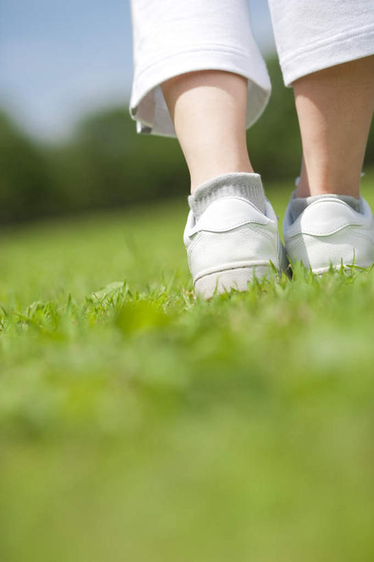 东方人,腿部,腿,一个人,站,走,竖图,室外,特写,白天,旅游,度假,草地,草坪,植物,亚洲,仅一个年轻女性,仅一个女性,仅一个人,阴影,服装,朦胧,模糊,光线,影子,云,云朵,云彩,休闲装,黄种人,娱乐,草,树,树木,背面,衣服,蓝色,绿色,白色,白云,蓝天,天空,阳光,自然,天,站着,享受,休闲,休闲服,放松,服饰,生长,成长,年轻女性,女人,女性,亚洲人,步行,散步,站立,走路,半身,彩图