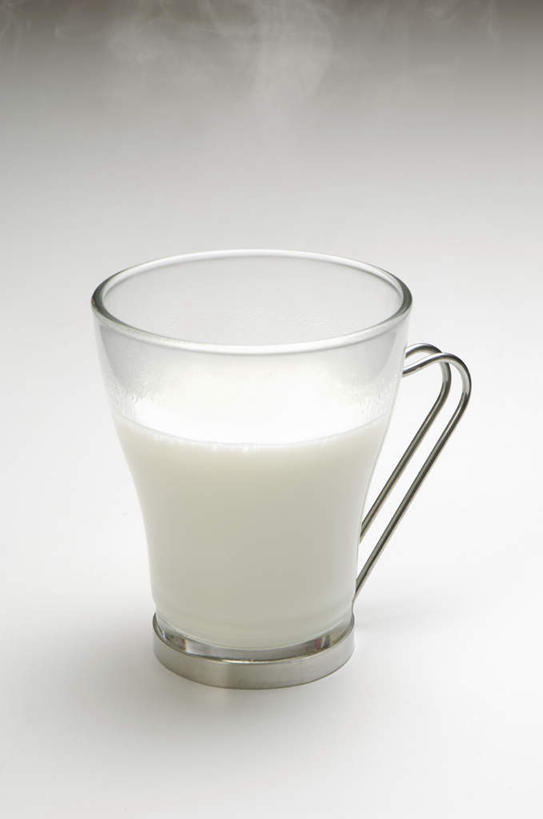 牛奶,无人,竖图,俯视,室内,白天,白色背景,雾,杯子,阴影,沸腾,反射,蒸汽,影子,水蒸气,饮品,一杯,营养,玻璃制品,饮料,一个,水杯,摄影,影棚,单个,乳制品,奶,蒸发,安神,玻璃杯,彩图,高角度拍摄,影棚拍摄,拍摄
