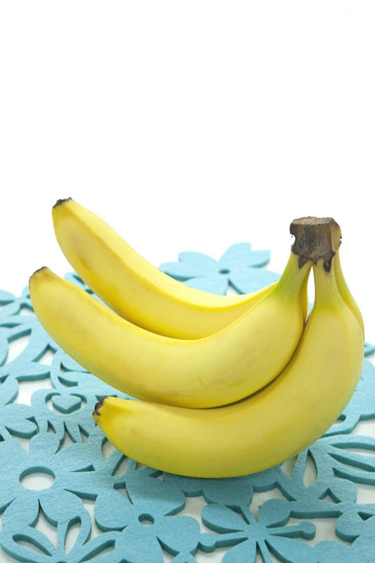 无人,竖图,俯视,室内,特写,白天,白色背景,香蕉,水果,阴影,新鲜,反射,影子,生食,食品,果实,地面,食物,三个,黄色,垫子,摄影,有机食品,绿色食品,影棚,餐垫,甘蕉,彩图,高角度拍摄,影棚拍摄,拍摄