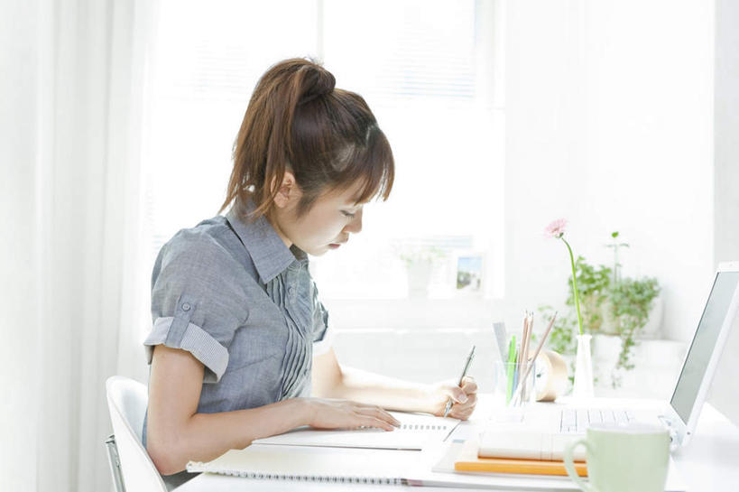 东方人,一个人,坐,横图,室内,白天,侧面,自由,幸福,电脑,笔记本电脑,花瓶,亚洲,仅一个年轻女性,仅一个女性,仅一个人,握,服装,朦胧,模糊,盛开,网络,笔,波斯菊,办公用品,记事本,圆珠笔,拿,花蕾,拿着,注视,休闲装,黄种人,通讯设备,玻璃制品,文具,花,花瓣,花朵,鲜花,一个,衣服,粉色,本子,笔记本,玻璃瓶,瓶子,学习用品,花苞,花蕊,观察,看,清洁,休闲,休闲服,菊花,握着,服饰,大波斯菊,单个,观看,文具用品,吉祥,察看,无线,关注,通信设备,无线网络,无线上网,便携式电脑,高洁,秋英,格桑花,秋樱,扫帚梅,八瓣梅,初恋,多情,手提电脑,年轻女性,女人,女性,亚洲人,坐着,半身,彩图,时光