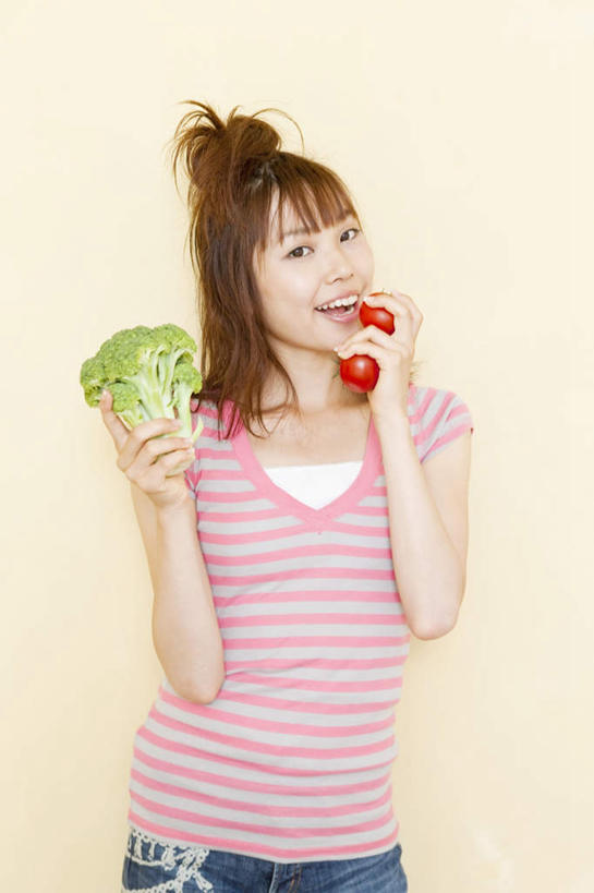 东方人,一个人,站,举,笑,微笑,露齿笑,竖图,室内,白天,正面,蔬菜,西红柿,亚洲,仅一个年轻女性,仅一个女性,仅一个人,握,服装,朦胧,模糊,新鲜,花菜,花椰菜,西兰花,食品,拿,拿着,休闲装,黄种人,食物,三个,衣服,托,站着,休闲,休闲服,握着,摄影,服饰,有机食品,绿色食品,影棚,年轻女性,女人,女性,亚洲人,番茄,举起,举手,举着,向上举,向上伸,向上托,站立,半身,彩图,影棚拍摄,拍摄