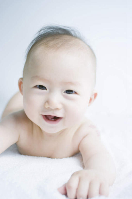 东方人,婴儿,儿童,一个人,笑,微笑,露齿笑,竖图,俯视,室内,白天,纯洁,亚洲,仅一个人,注视,黄种人,裸露,小孩,观察,看,趴着,可爱,活泼,赤裸,观看,察看,关注,宝宝,裸,纯真,烂漫,无邪,伶俐,天真,亚洲人,孩子,趴,半身,彩图,高角度拍摄