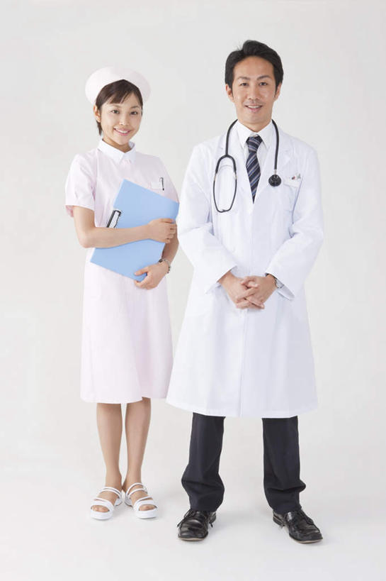 东方人,两个人,同事,医生,护士,站,笑,微笑,露齿笑,竖图,室内,白天,白色背景,正面,成功,合作,团队,集体,信心,亚洲,材料,档案,文件,黄种人,队伍,听诊器,资料,站着,医护人员,医疗人员,摄影,影棚,医疗设备,领导,白衣天使,成就,文档,合伙,领袖,男人,男性,年轻男性,年轻女性,女人,女性,亚洲人,大夫,站立,彩图,全身,影棚拍摄,拍摄