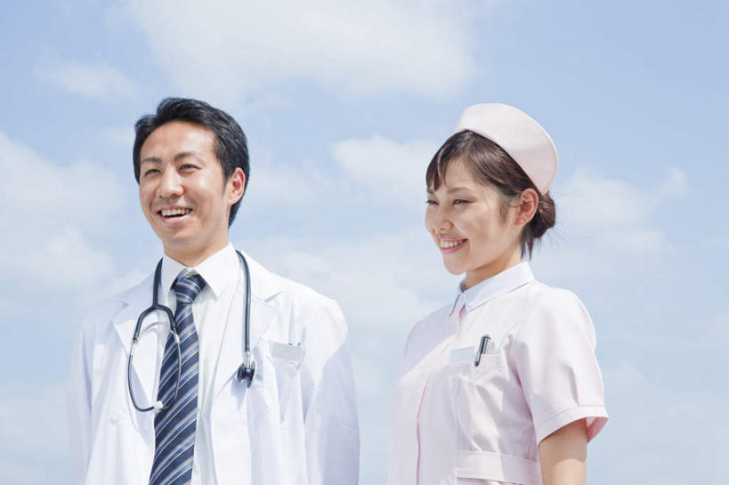 东方人,两个人,同事,医生,护士,站,笑,微笑,露齿笑,横图,室外,白天,正面,成功,合作,团队,集体,信心,亚洲,阴影,光线,影子,云,云朵,云彩,黄种人,队伍,蓝色,白云,蓝天,天空,阳光,听诊器,天,站着,医护人员,医疗人员,晴朗,医疗设备,领导,白衣天使,成就,合伙,领袖,男人,男性,年轻男性,年轻女性,女人,女性,亚洲人,大夫,晴空,站立,半身,彩图