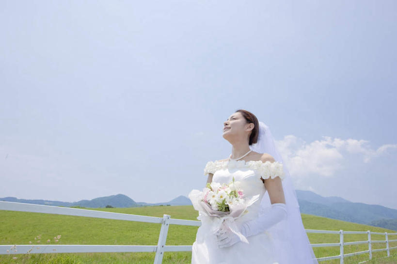 东方人,一个人,新娘,栏杆,站,笑,微笑,露齿笑,横图,室外,白天,仰视,婚纱,婚礼,快乐,山,山脉,亚洲,仅一个年轻女性,仅一个女性,仅一个人,握,阴影,庆祝,盛开,光线,捧花,影子,山峰,云,云朵,围栏,山峦,结婚,拿,花蕾,云彩,拿着,黄种人,护栏,花,花瓣,花朵,鲜花,蓝色,白云,蓝天,天空,阳光,群山,天,花苞,花蕊,站着,一束,喜庆,握着,晴朗,纪念,年轻女性,女人,女性,亚洲人,晴空,站立,半身,彩图,低角度拍摄,婚礼服,礼服,高兴
