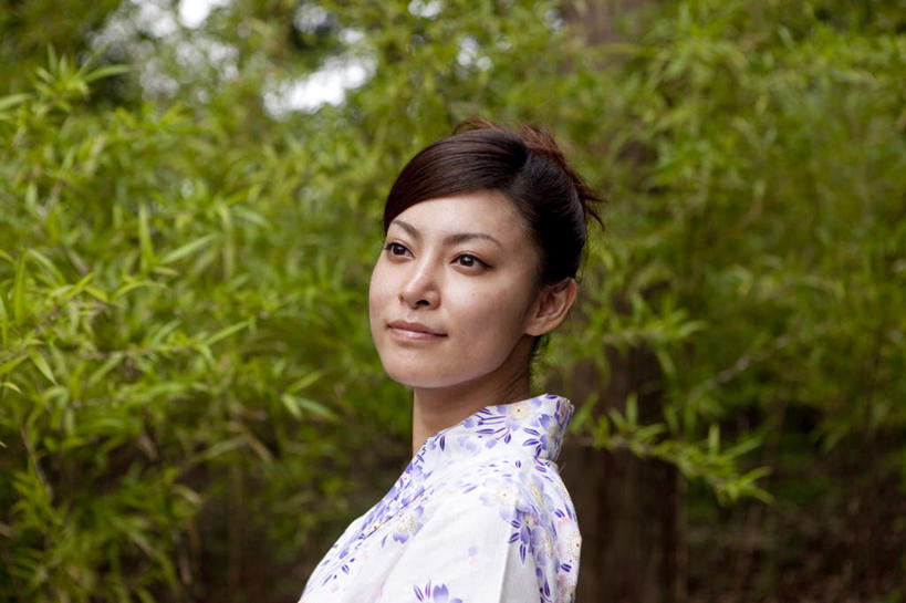 东方人,一个人,站,笑,微笑,横图,室外,白天,侧面,民族服装,树林,植物,亚洲,仅一个年轻女性,仅一个女性,仅一个人,和服,扭头,黄种人,树,树木,绿色,自然,站着,转头,服饰,生长,成长,吴服,唐草,唐花,唐锦,年轻女性,女人,女性,亚洲人,站立,半身,彩图,传统服装,民俗服