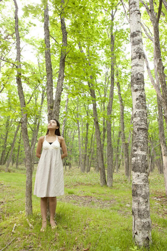 东方人,一个人,站,竖图,室外,白天,正面,裙子,树林,植物,亚洲,仅一个年轻女性,仅一个女性,仅一个人,连衣裙,注视,黄种人,树,树木,蓝色,绿色,蓝天,天空,自然,天,看,靠,靠着,倚靠,站着,生长,晴朗,成长,倚着,关注,万里无云,年轻女性,女人,女性,亚洲人,晴空,晴空万里,抬头,仰头,站立,彩图,全身