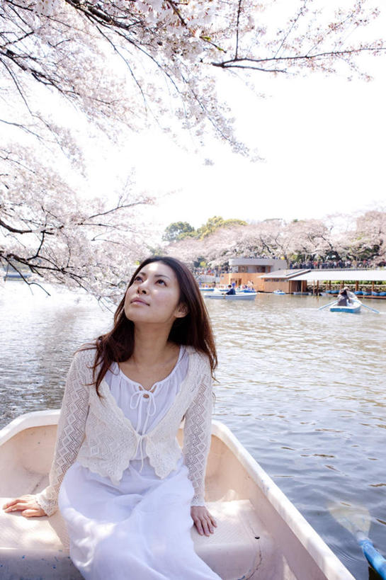 东方人,一个人,坐,竖图,室外,白天,正面,河流,水,船,樱花,亚洲,仅一个年轻女性,仅一个女性,仅一个人,许多,撑,朦胧,模糊,盛开,河水,水流,木船,花蕾,注视,黄种人,花,花瓣,花朵,鲜花,蓝色,白色,蓝天,天空,交通工具,天,花苞,花蕊,看,晴朗,撑着,舟,关注,载具,万里无云,仙樱花,福岛樱,青肤樱,年轻女性,女人,女性,亚洲人,晴空,晴空万里,荆桃,抬头,仰头,坐着,半身,彩图