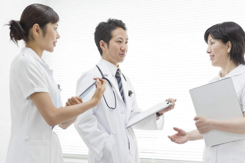 东方人,三个人,同事,医生,站,笑,说,微笑,露齿笑,横图,室内,白天,正面,讨论,成功,合作,团队,集体,信心,亚洲,黄种人,队伍,相视,听诊器,站着,医护人员,医疗人员,面对面,对视,医疗设备,领导,成就,相对,记录板,合伙,领袖,记事板,相看,交流,男人,男性,年轻男性,年轻女性,女人,女性,中年女性,亚洲人,大夫,沟通,讲话,交谈,商讨,说话,谈话,站立,半身,彩图