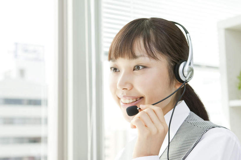 东方人,一个人,商务人士,商务女性,办公室,高楼大厦,坐,笑,微笑,露齿笑,横图,室内,白天,正面,窗户,大厦,建筑,摩天大楼,亚洲,仅一个年轻女性,仅一个女性,仅一个人,握,套装,拿,话务员,拿着,黄种人,玻璃窗,耳机,耳麦,话筒,握着,麦克风,商务装,工薪阶层,客服人员,电话销售,年轻女性,女人,女性,亚洲人,白领,接线员,上班族,坐着,半身,彩图,大楼,高层建筑,高楼,摩天楼